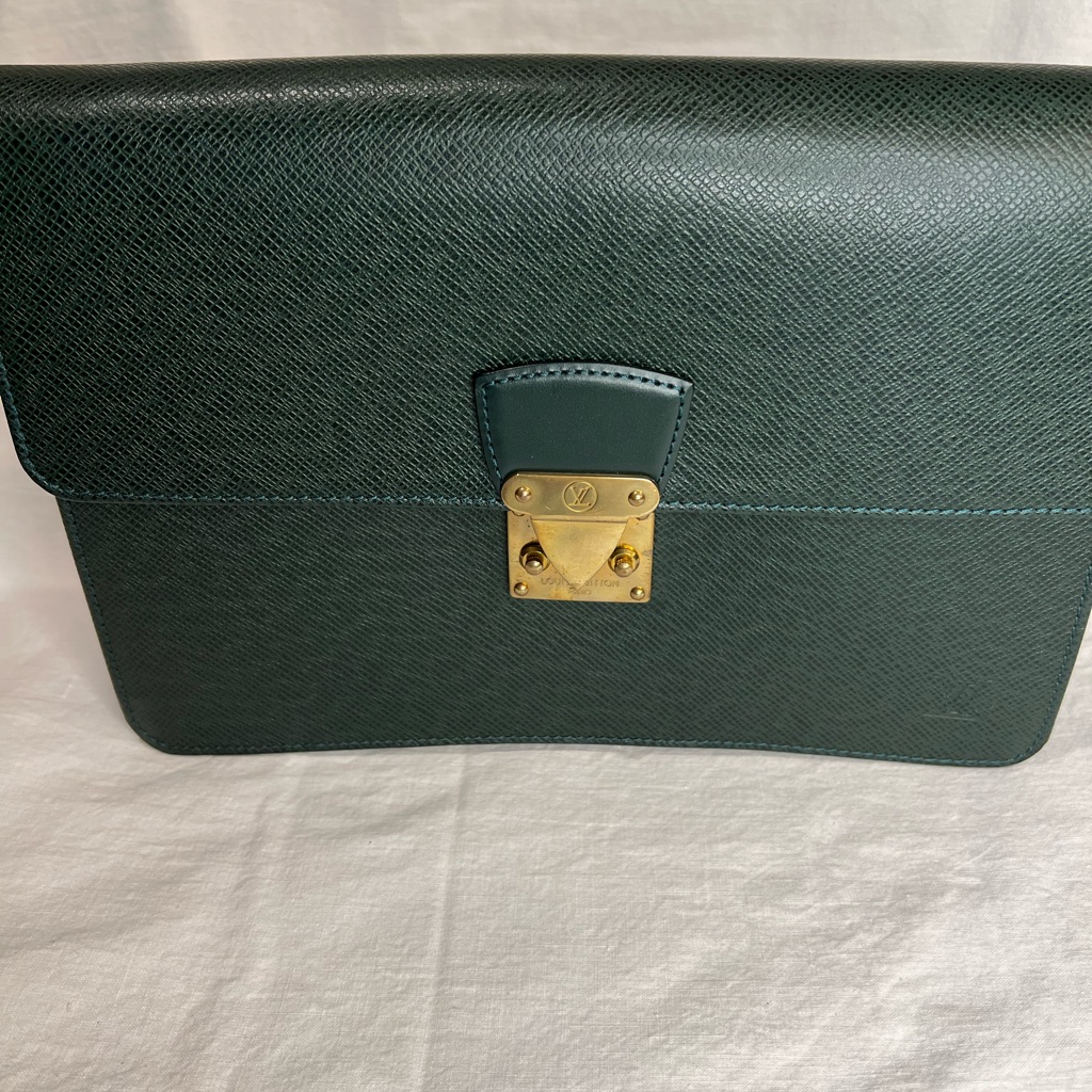 Authentic Louis Vuitton Clutch Green. Please Look At The Photos.